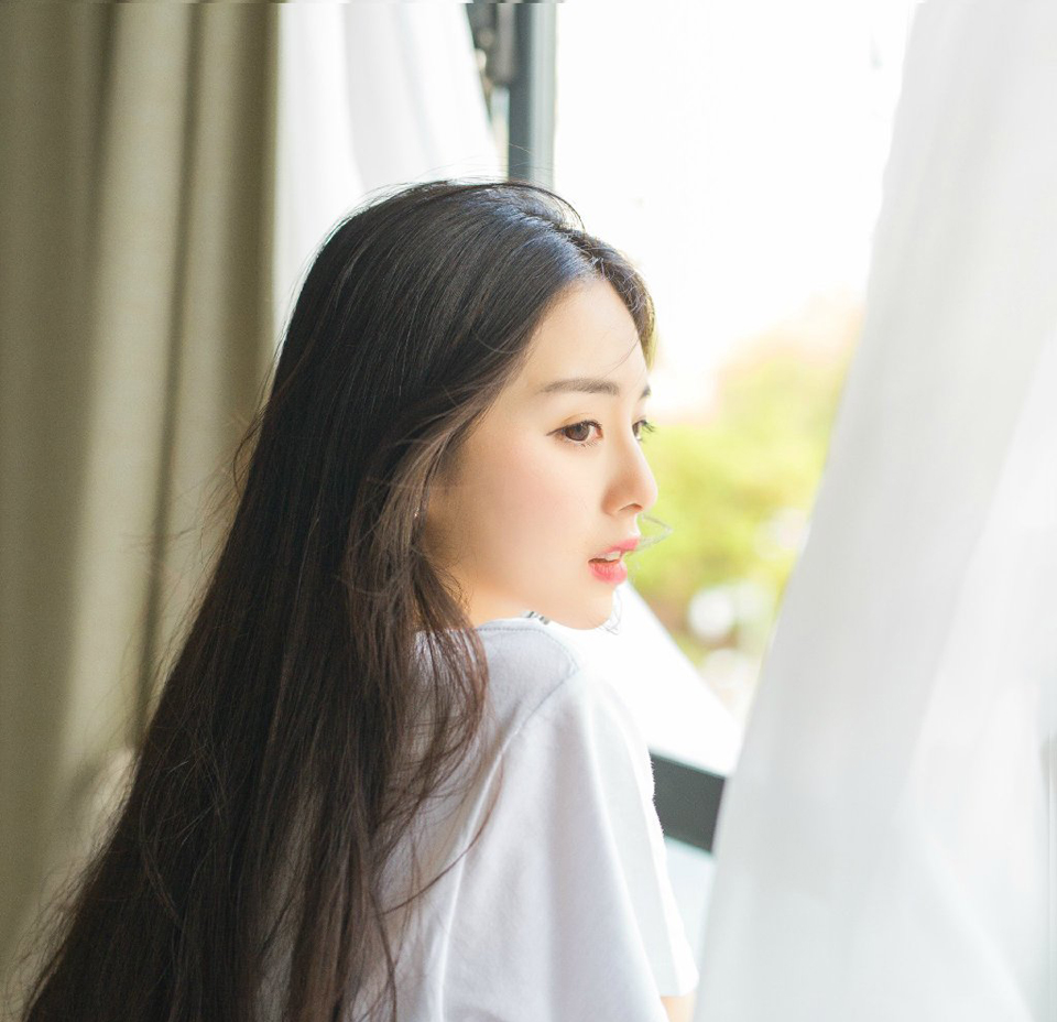 “周郎的魅力，还真不小呢。”吕布冷笑一声：“不过没用，魅力再大，但他命没我硬，至于他的死，我也相当意外，堂堂周公瑾，江东水师大都督，竟然亲自带人跑去奇袭，或者可以理解为自信，而且他差点就成功了，只是诸葛亮太过小心，才使他功败垂成，但就算最后成功了，以他的身份，也不该亲自去做这种事情。”